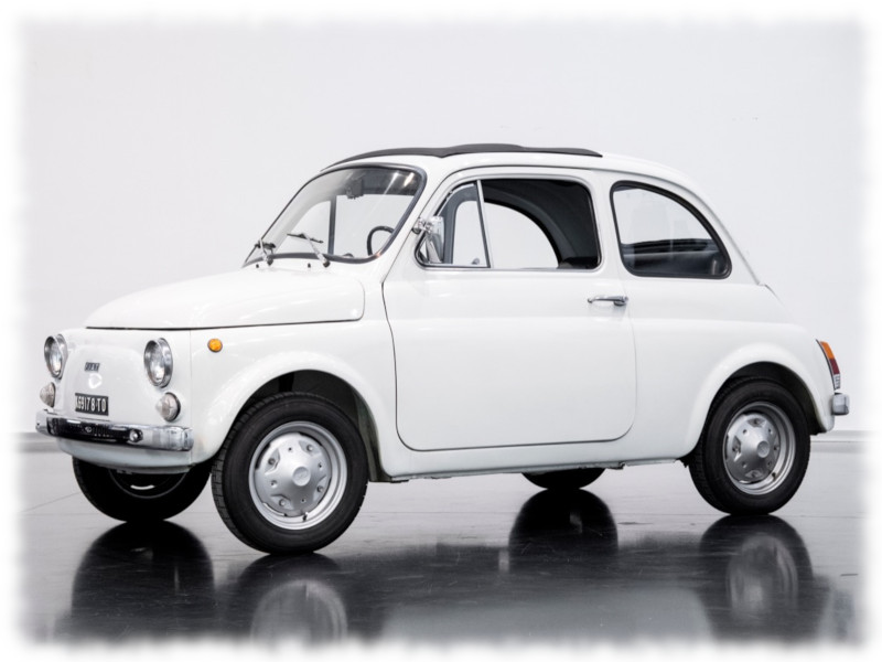 La Fiat 500 è un auto mitica, ricca di romanticismo ed eleganza e se il vestito della sposa non è troppo voluminoso, può essere una scelta